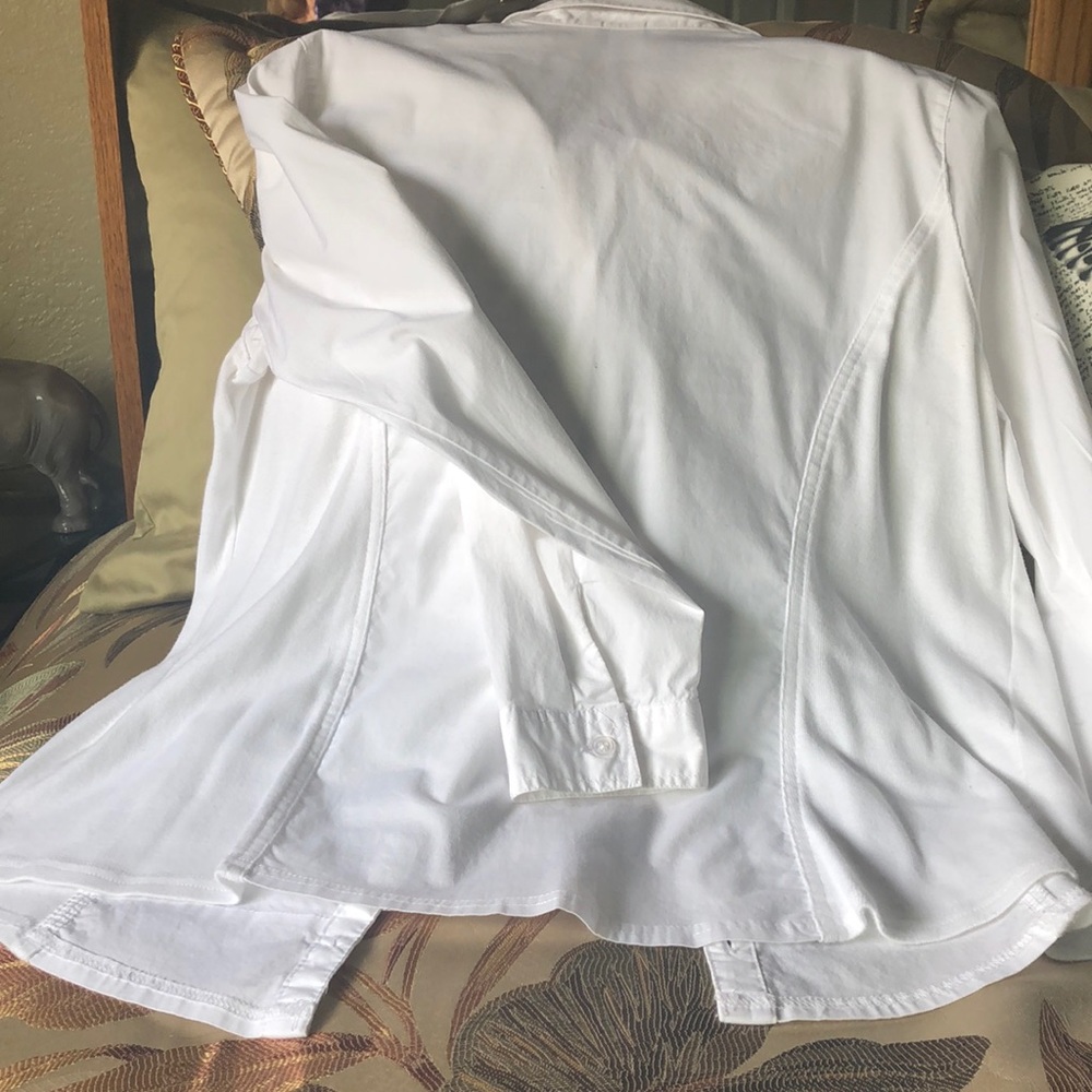 🌷SOLD🌷White button down blouse/shirt. - Picture 3 of 6
